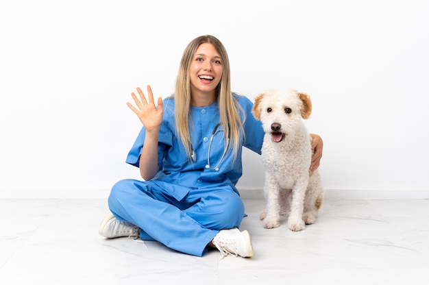 Giovane donna veterinaria con il cane