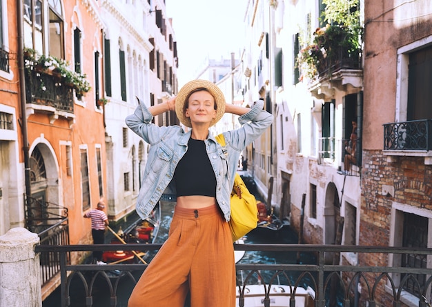 giovane donna viaggia in italia vacanza in europa ragazza gode di una splendida vista a venezia