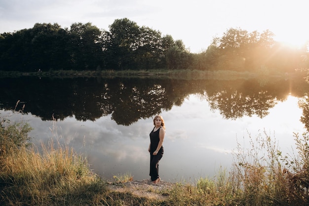 giovane donna vicino a un lago