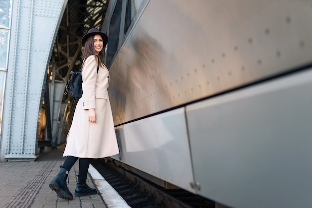 Giovane donna vicino al treno