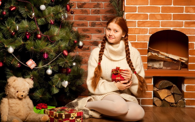 giovane donna vicino all'albero