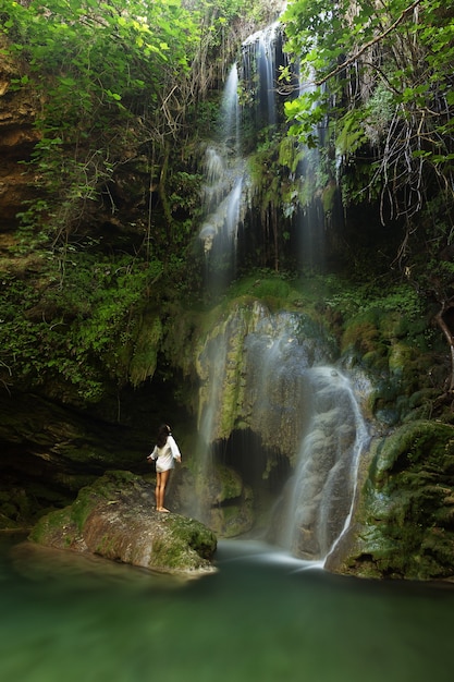 Giovane donna vicino alla cascata