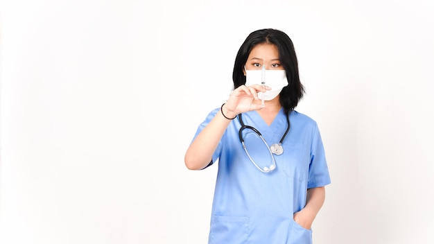 Giovane dottoressa asiatica che indossa una maschera medica e tiene una siringa per la vaccinazione isolata su sfondo bianco