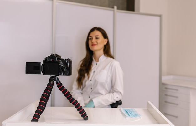 Giovane dottoressa dentista che registra video per il suo blog