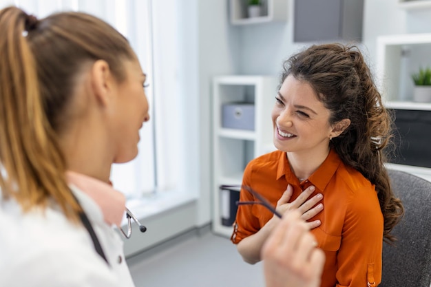 Giovane dottoressa professionista medico che consulta il paziente che parla con il cliente adulto della donna alla visita medica di controllo delle malattie concetto di assistenza sanitaria medica