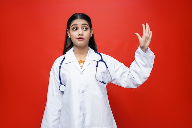 giovane dottoressa vista frontale indossando cappotto e stetoscopio intorno al collo indiano modello pakistano