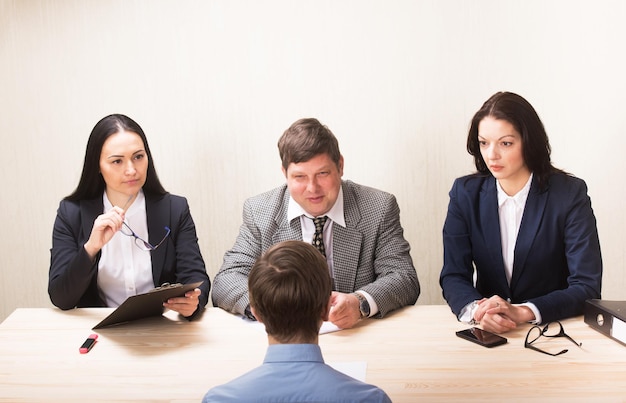 Giovane durante il colloquio di lavoro e membri dei manager