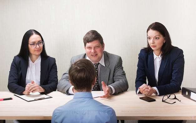 Giovane durante il colloquio di lavoro e membri dei manager