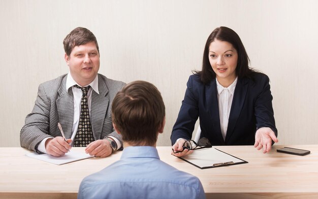 Giovane durante il colloquio di lavoro e membri dei manager