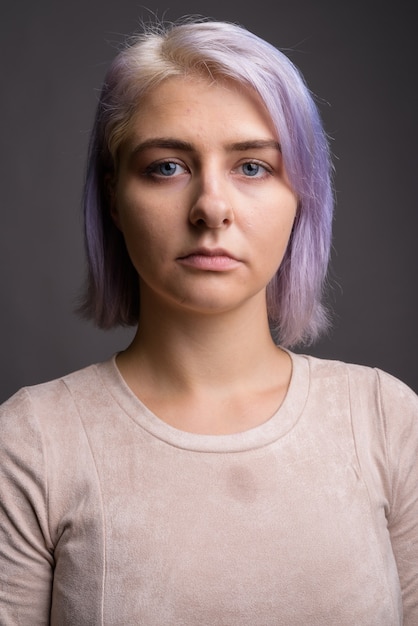 giovane e bella donna ribelle con i capelli colorati