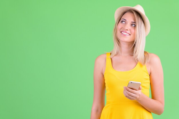 giovane e bella donna turistica con i capelli biondi sulla chiave di crominanza sul verde