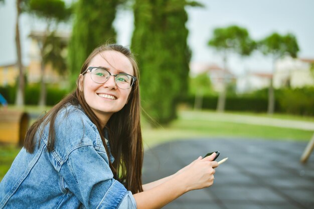 giovane e bella studentessa sta imparando all'aperto