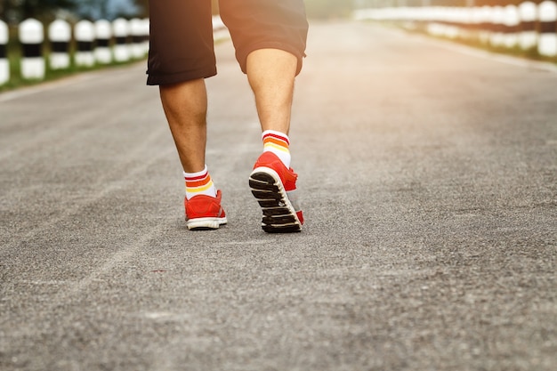 Giovane e corridore di fitness uomo che corre sulla strada