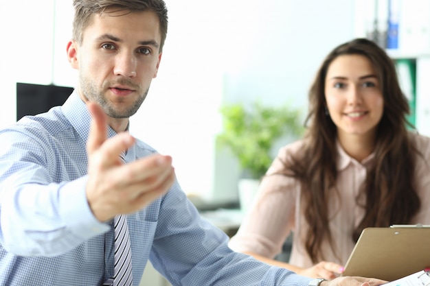 Giovane e donna che lavorano in un ufficio