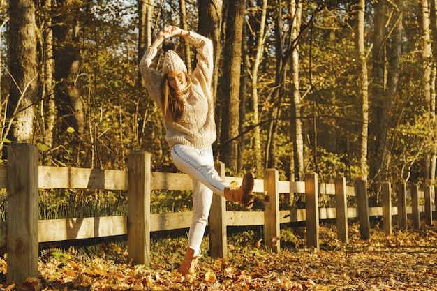 Giovane e donna felice nel parco al giorno soleggiato di autunno