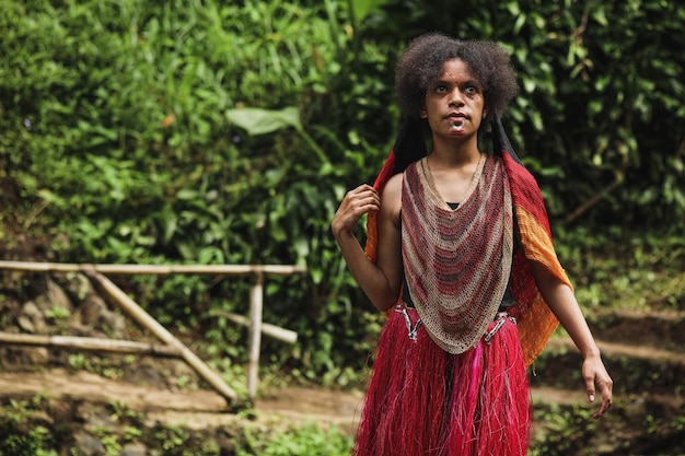 Giovane esotica ragazza papua della tribù Dani in costume tradizionale