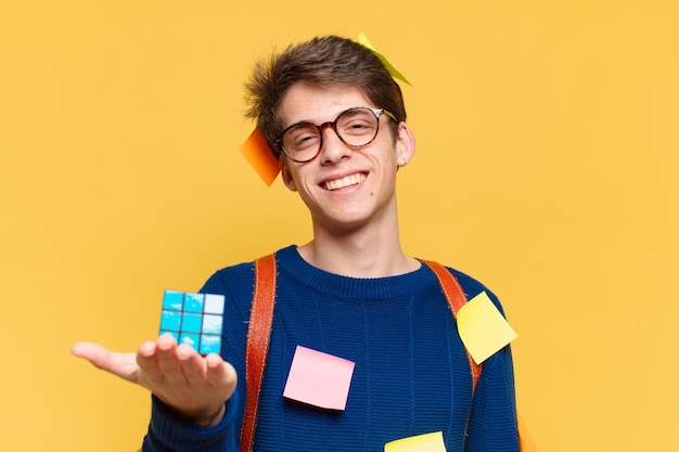 Giovane espressione felice dell'uomo dell'adolescente. concetto di studente universitario