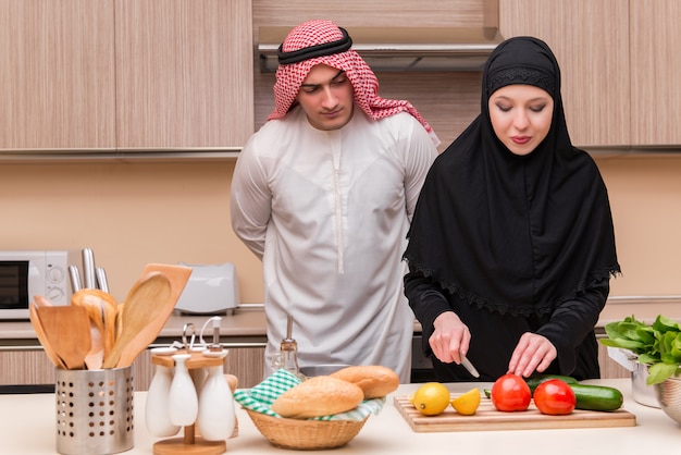 Giovane famiglia araba in cucina