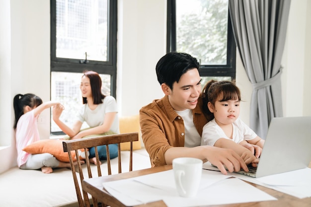 Giovane famiglia asiatica a casa