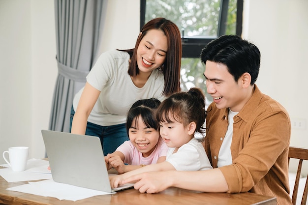 Giovane famiglia asiatica a casa