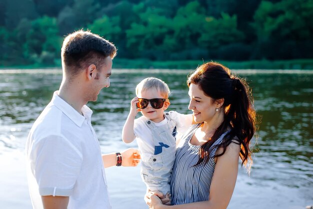 Giovane famiglia che cammina all'aperto