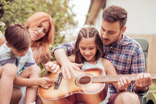 Giovane famiglia che gode del tempo di qualità