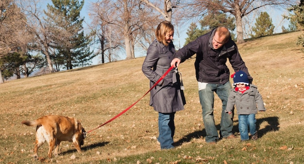 Giovane famiglia che ha una fantastica giornata nel parco.