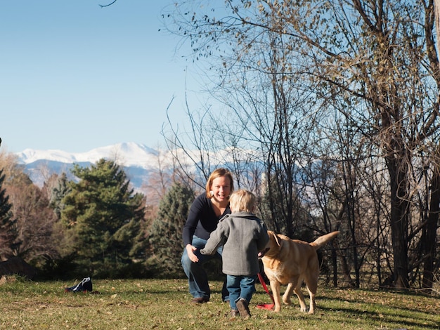 Giovane famiglia che ha una fantastica giornata nel parco.