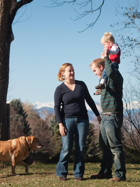 Giovane famiglia che ha una fantastica giornata nel parco.