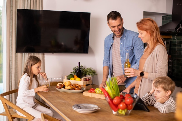 Giovane famiglia che prepara le verdure in cucina