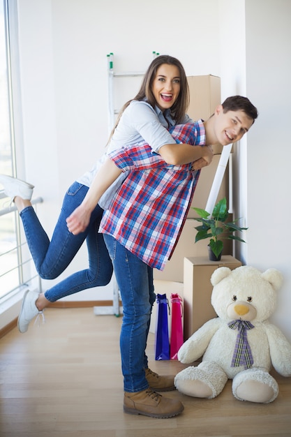 Giovane famiglia che si trasferisce in una nuova casa