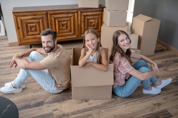 Giovane famiglia che si trasferisce in una nuova casa