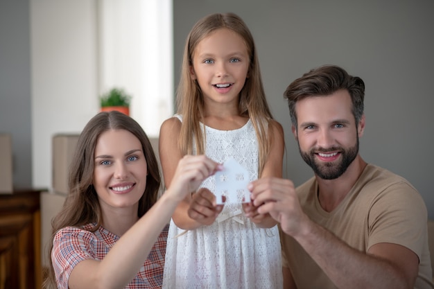 Giovane famiglia che si trasferisce in una nuova casa