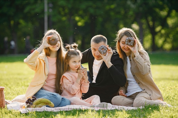 Giovane famiglia che trascorre del tempo insieme e fa un picnic in un parco