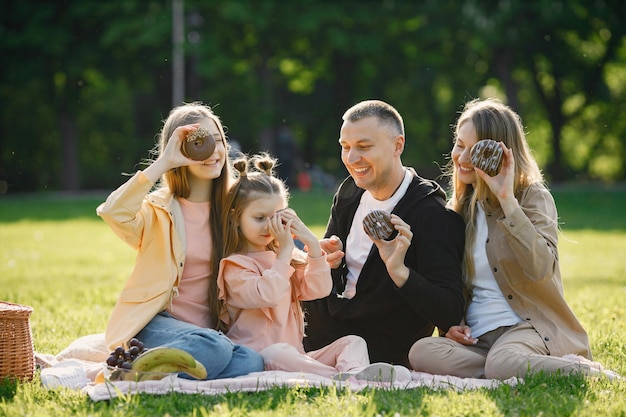 Giovane famiglia che trascorre del tempo insieme e fa un picnic in un parco