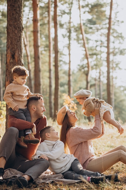 Giovane famiglia con bambini che fanno picnic nel parco