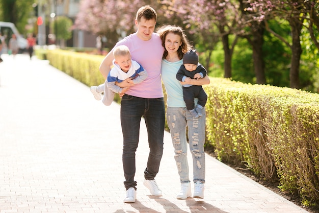 giovane famiglia con due bambini a passeggio