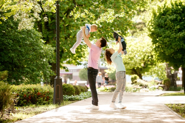 giovane famiglia con due bambini in una passeggiata