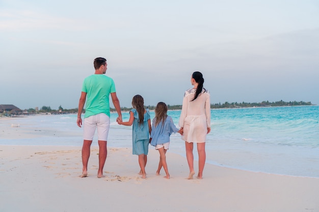 Giovane famiglia con due bambini in vacanza al mare