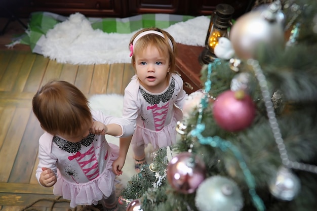 Giovane famiglia con due gemelle durante le vacanze di Capodanno