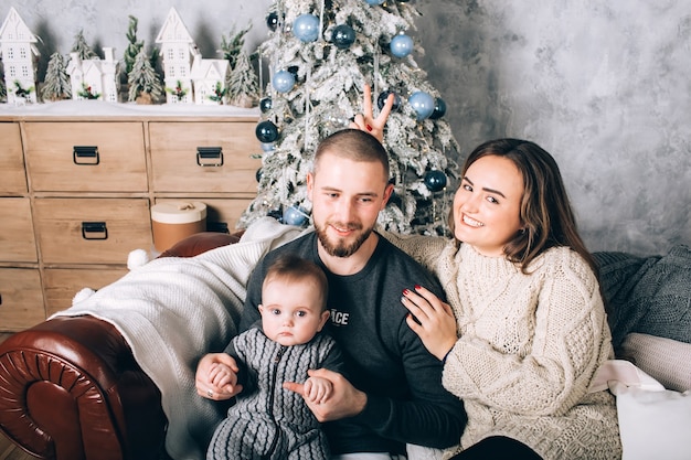 Giovane famiglia con un bambino all'interno, atmosfera natalizia,