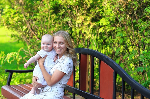 Giovane famiglia con un bambino nel parco.