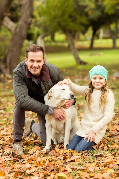 Giovane famiglia con un cane