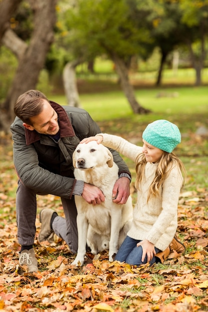 Giovane famiglia con un cane