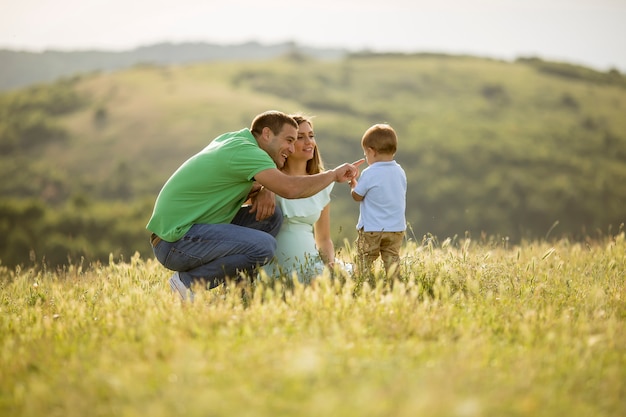 Giovane famiglia divertendosi all'aperto nel campo