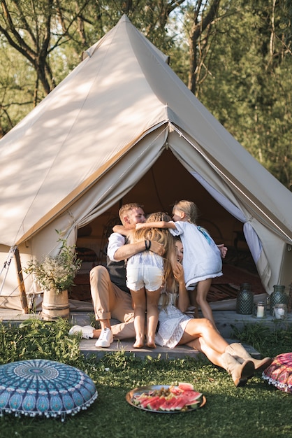 Giovane famiglia felice di trascorrere del tempo al parco o in campagna