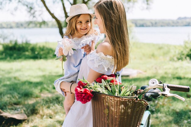 Giovane famiglia felice di trascorrere del tempo insieme fuori. Padre, madre e il loro bambino nel parco verde si divertono