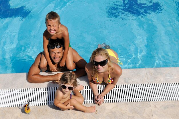 giovane famiglia felice divertirsi in piscina