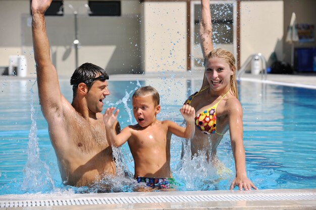 giovane famiglia felice divertirsi in piscina