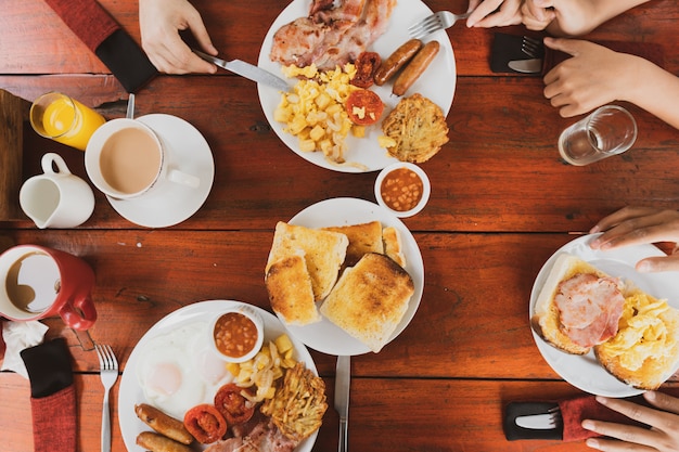 Giovane famiglia felice facendo colazione